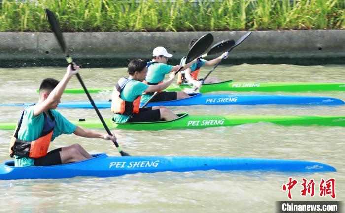 皮劃艇運(yùn)動(dòng)受市民青睞。　湯彥俊 攝