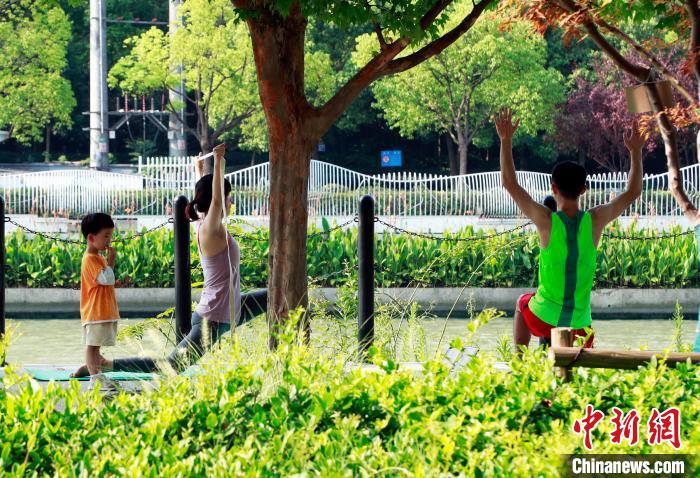 市民在蘇州河畔做瑜伽?！珡┛?攝