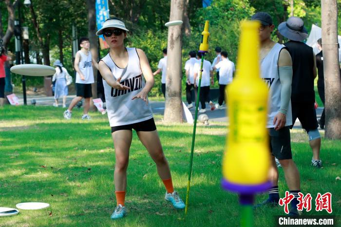 飛盤運(yùn)動(dòng)受到年輕人的青睞。　湯彥俊 攝