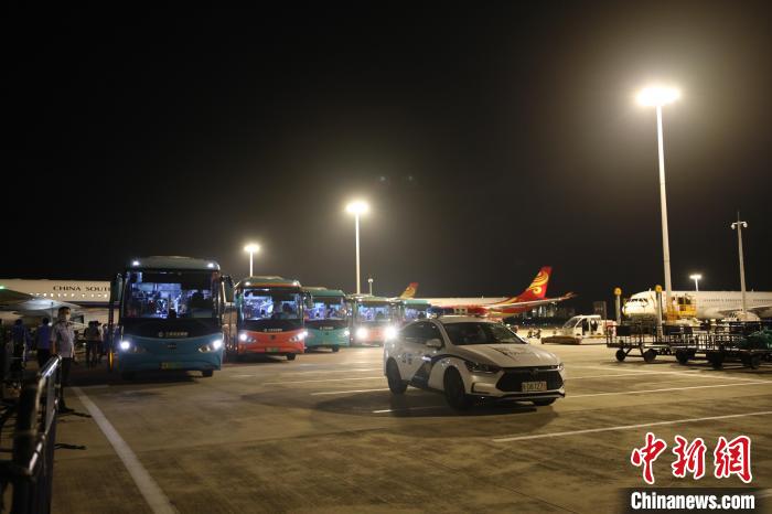 援助力量抵達(dá)三亞?！￡愯?攝