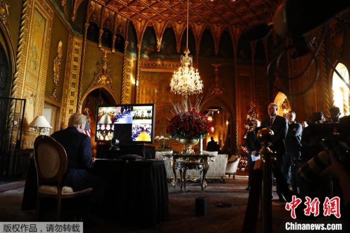 2019年12月24日，美國時任總統(tǒng)唐納德特朗普在海湖莊園與軍方成員舉行視頻電話會議。