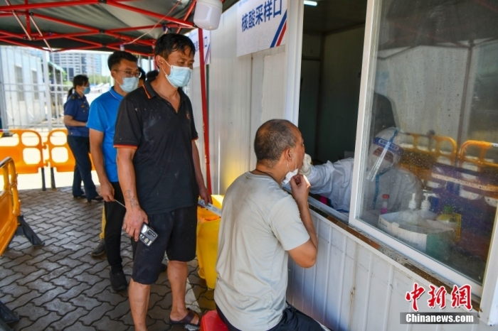 圖為在?？谛潞８鄞a頭，離島貨車司機(jī)進(jìn)行核酸采樣。 <a target='_blank' href='/'>中新社</a>記者 駱云飛 攝