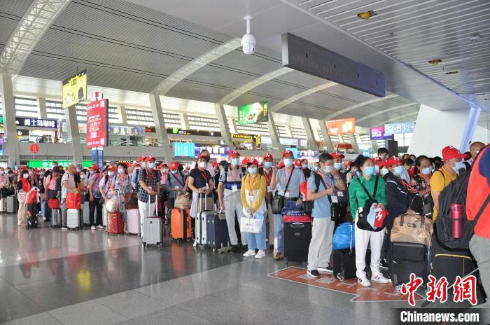 資料圖：乘坐首趟暑期進(jìn)藏旅游專列的旅客等待進(jìn)站。才仁加 攝 圖文無關(guān)