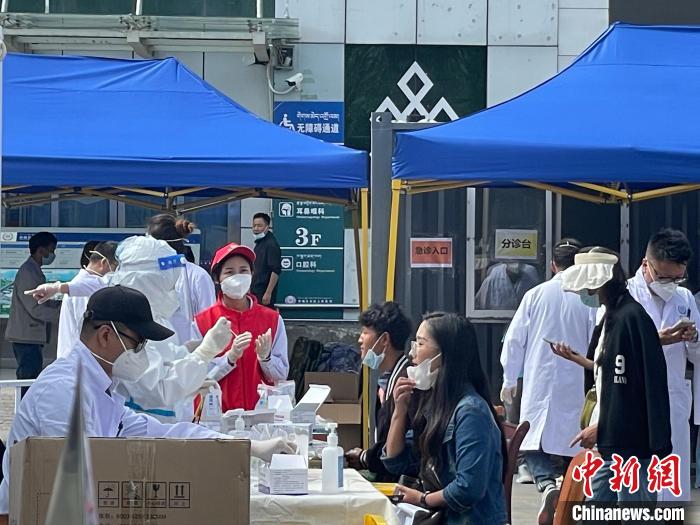 圖為西藏自治區(qū)人民醫(yī)院醫(yī)生正進(jìn)行核酸檢測(cè)?！≮w朗 攝