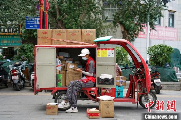 8月9日，拉薩宇拓路一快遞小哥正在派件。記者 江飛波 攝