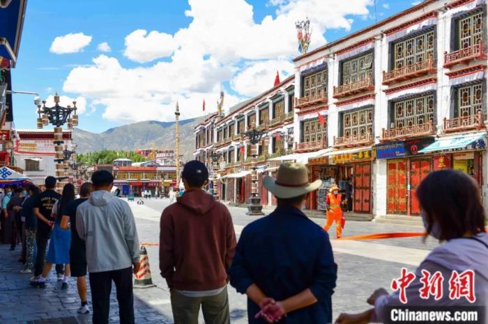 拉薩市民在城關(guān)區(qū)八廓街道的核酸檢測現(xiàn)場排隊進(jìn)行核酸檢測。記者 貢嘎來松 攝