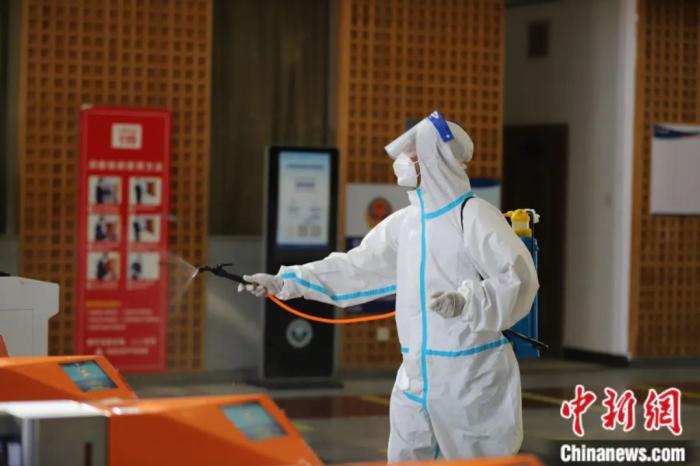 8月9日，拉薩火車站工作人員正在候車室內(nèi)噴灑消毒液。<a target='_blank' href='/'>中新社</a>發(fā) 李海星 攝