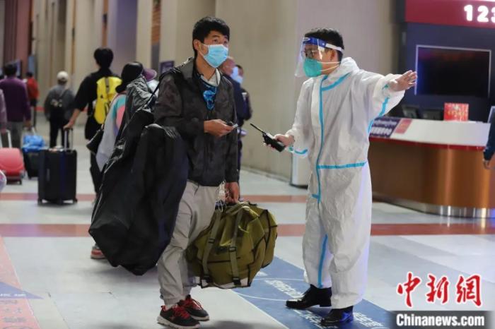 8月9日，拉薩火車站工作人員引導(dǎo)旅客進(jìn)站。<a target='_blank' href='/'>中新社</a>發(fā) 李海星 攝