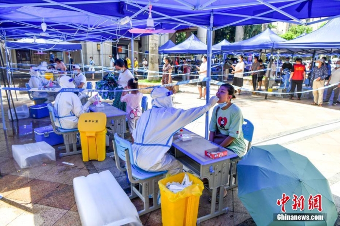 圖為?？谑协偵絽^(qū)濱江街道核酸檢測現(xiàn)場。 <a target='_blank' href='/'>中新社</a>記者 駱云飛 攝