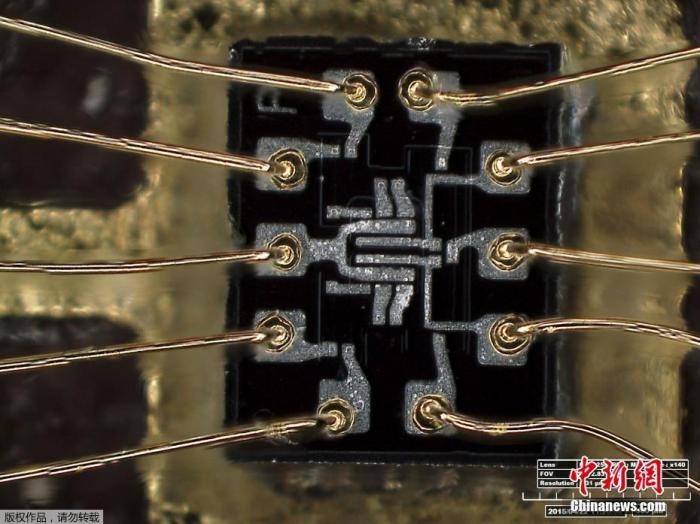 資料圖：美國史密森尼國家航空航天博物館公布了一組照片，展示了有關阿波羅任務的相關圖片。圖為用于阿波羅的硅芯片內(nèi)部的雙、三元素或非門的微觀結(jié)構(gòu)的照片。