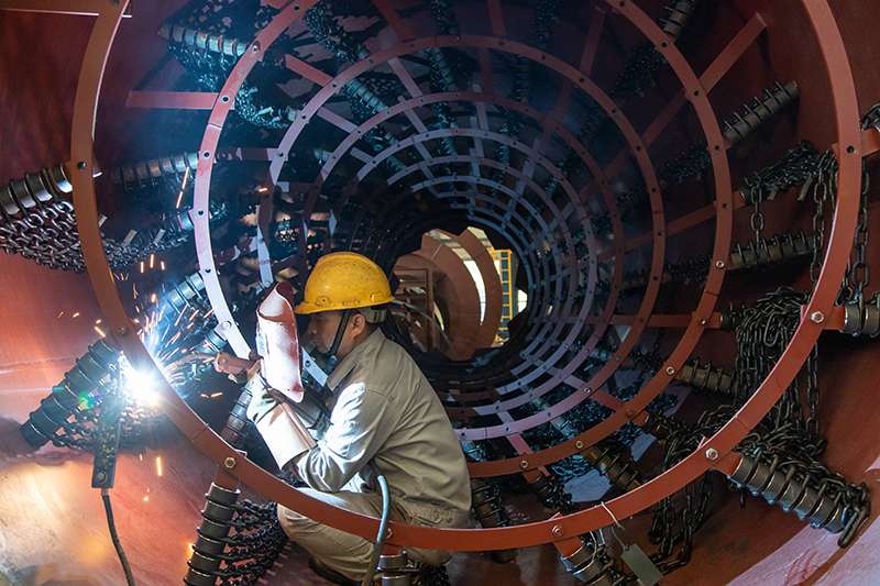 福建省泉州市洛江區(qū)一家機械制造企業(yè)，工人焊接機械產(chǎn)品。（圖源：新華社）