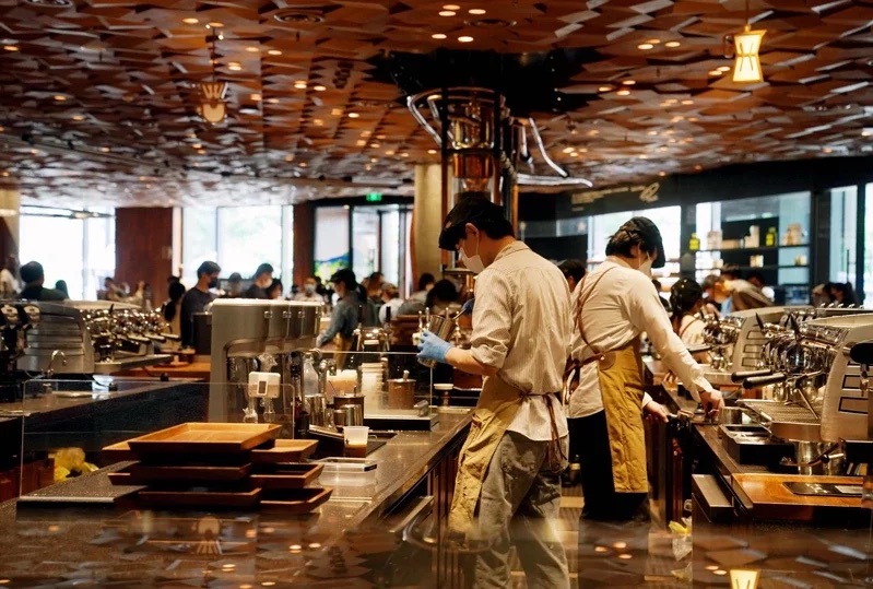 6月3日，上海烘焙工坊的咖啡師在制作咖啡。（圖源：新華社）