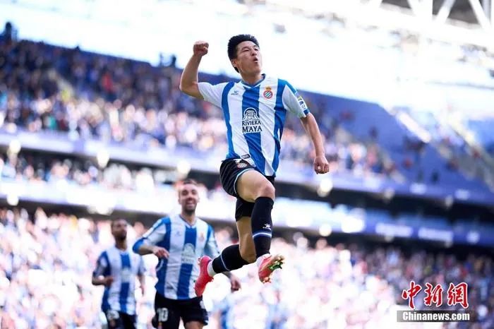 北京時間4月10日，西甲第31輪西班牙人主場迎戰(zhàn)塞爾塔。第89分鐘，武磊禁區(qū)內(nèi)得球大力抽射完成絕殺。這也成了武磊留洋生涯中，最后一個西甲進(jìn)球。圖片來源：視覺中國