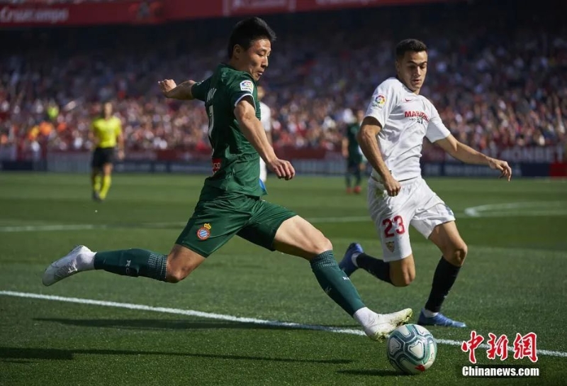 武磊在與西甲勁旅塞維利亞的比賽中。