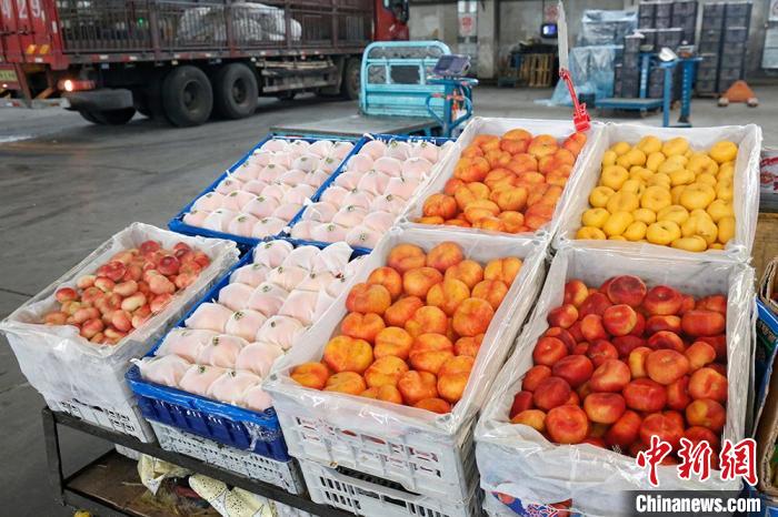 200余種水果琳瑯滿目。　趙林潔 攝