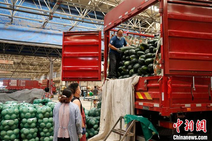 商戶忙著卸貨?！≮w林潔 攝