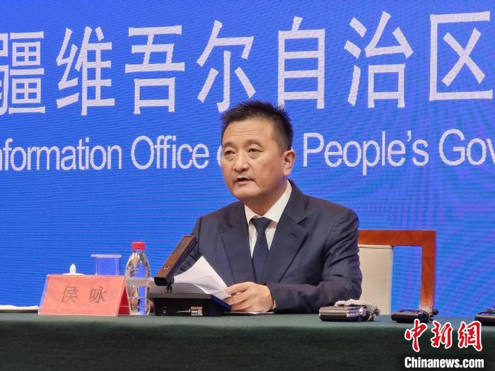 11日晚間，烏魯木齊市人民政府副市長侯詠通報該市疫情及應急處置工作情況?！埱?攝