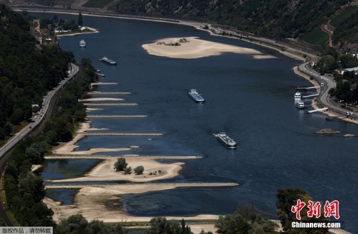 當?shù)貢r間2022年8月9日，德國賓根，運輸船只在已部分干涸的萊茵河河道上航行。