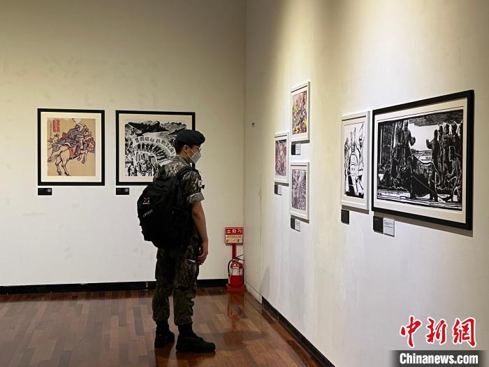 圖為觀眾在參觀展覽。　劉旭 攝