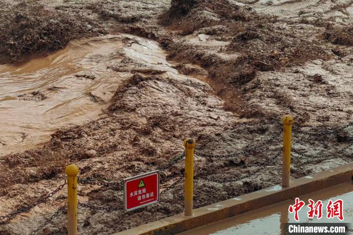 山西省氣象臺發(fā)布雷暴大風(fēng)藍色預(yù)警?！⒐诃?攝