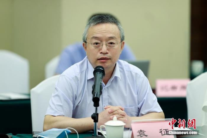 8月12日，多位大陸臺(tái)灣問(wèn)題專家在北京表示，美國(guó)眾議院議長(zhǎng)佩洛西竄訪臺(tái)灣再次暴露美國(guó)“以臺(tái)制華”和民進(jìn)黨當(dāng)局“倚美謀獨(dú)”的險(xiǎn)惡用心，嚴(yán)重?fù)p害臺(tái)海和平及亞太穩(wěn)定。大陸反制措施及時(shí)必要、合理合法，反“獨(dú)”促統(tǒng)步伐向前推進(jìn)，今后也不會(huì)后退。中國(guó)社會(huì)科學(xué)院臺(tái)灣研究所當(dāng)天舉辦“新時(shí)代中國(guó)統(tǒng)一事業(yè)”智庫(kù)論壇，30余位臺(tái)灣問(wèn)題專家與會(huì)研討，佩洛西竄訪臺(tái)灣成為與會(huì)者關(guān)注的議題之一。圖為中國(guó)社會(huì)科學(xué)院美國(guó)研究所副所長(zhǎng)袁征出席論壇。 <a target='_blank' href='/'>中新社</a>記者 盛佳鵬 攝