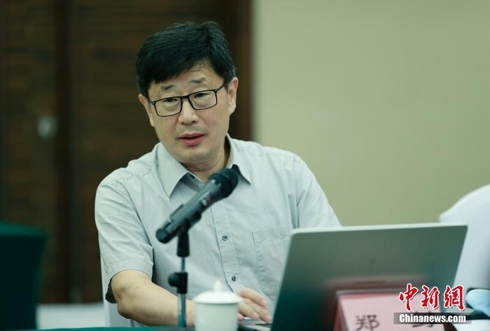 8月12日，多位大陸臺(tái)灣問(wèn)題專家在北京表示，美國(guó)眾議院議長(zhǎng)佩洛西竄訪臺(tái)灣再次暴露美國(guó)“以臺(tái)制華”和民進(jìn)黨當(dāng)局“倚美謀獨(dú)”的險(xiǎn)惡用心，嚴(yán)重?fù)p害臺(tái)海和平及亞太穩(wěn)定。大陸反制措施及時(shí)必要、合理合法，反“獨(dú)”促統(tǒng)步伐向前推進(jìn)，今后也不會(huì)后退。中國(guó)社會(huì)科學(xué)院臺(tái)灣研究所當(dāng)天舉辦“新時(shí)代中國(guó)統(tǒng)一事業(yè)”智庫(kù)論壇，30余位臺(tái)灣問(wèn)題專家與會(huì)研討，佩洛西竄訪臺(tái)灣成為與會(huì)者關(guān)注的議題之一。圖為廈門大學(xué)臺(tái)灣研究院戰(zhàn)略與安全研究中心主任鄭劍出席論壇。 <a target='_blank' href='/'>中新社</a>記者 盛佳鵬 攝