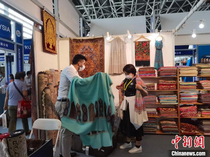 圖為參展商正在推介產(chǎn)品?！钣㈢?攝