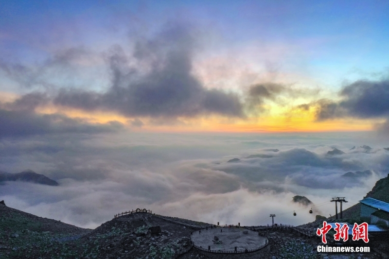 四川達(dá)古冰川云蒸霞蔚