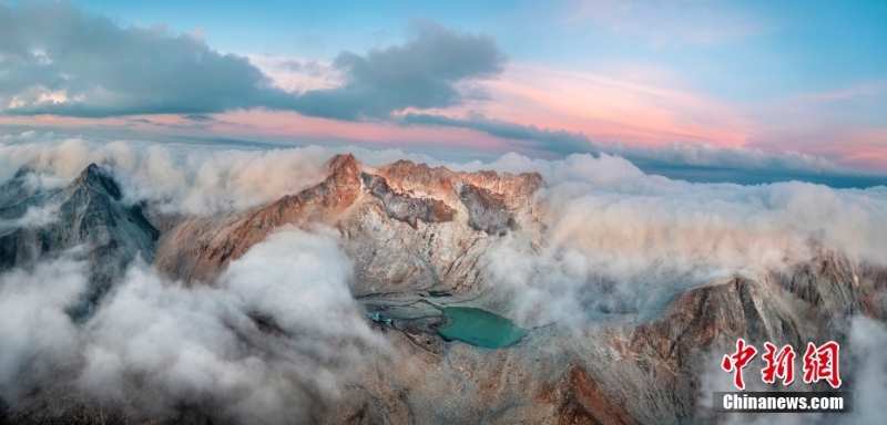 四川達(dá)古冰川云蒸霞蔚