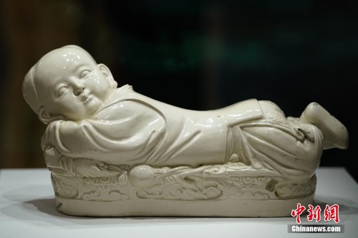 圖為國(guó)家一級(jí)文物北宋定窯白釉孩兒枕。 <a target='_blank' href='/'>中新社</a>記者 崔楠 攝