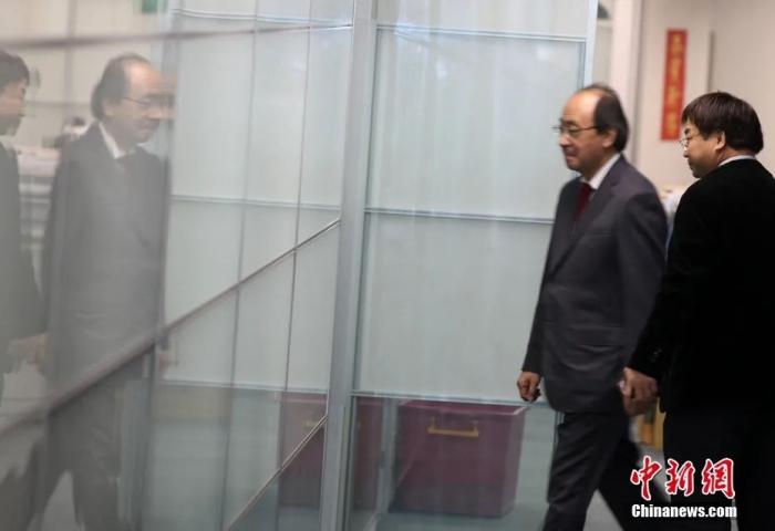 圖為臺當(dāng)局“立法院”民進黨黨團總召集人柯建銘(左一)。<a target='_blank' href='/'>中新社</a>記者 董會峰 攝