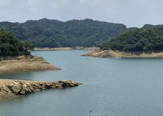 新山水庫蓄水率今天上午首度跌破五成，只剩49.5？？？片來源：臺(tái)灣《聯(lián)合報(bào)》記者游明煌攝