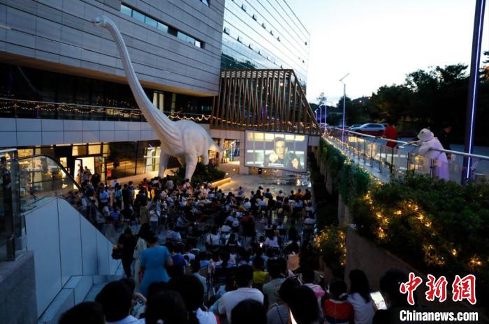 圖為民眾晚上在貴州省地質(zhì)博物館觀看露天電影?！≠F州省地質(zhì)博物館供圖