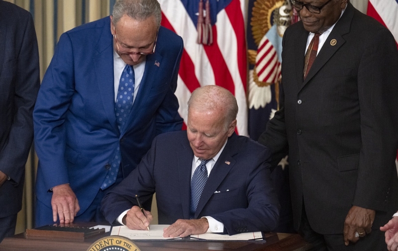 美國總統(tǒng)拜登8月16日在白宮簽署《通脹削減法案》。（圖源：央視新聞）