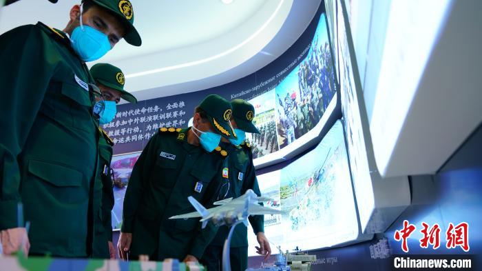 8月19日，“國際軍事比賽—2022”中國庫爾勒賽區(qū)組織文化交流活動。圖為：外國參賽隊員參觀中國館?！?攝