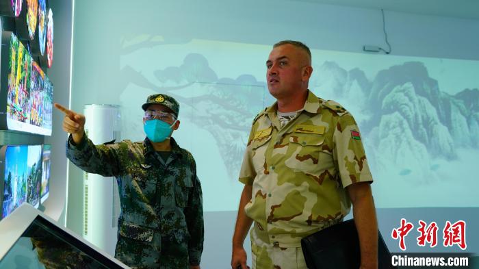 8月19日，“國際軍事比賽—2022”中國庫爾勒賽區(qū)組織文化交流活動。圖為：外國參賽隊員參觀中國館。　王忠成 攝