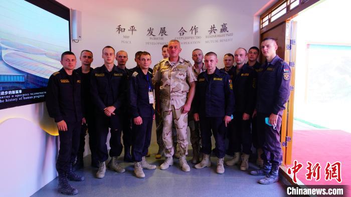 8月19日“國際軍事比賽—2022”中國庫爾勒賽區(qū)組織文化交流活動。圖為參觀中國館的外國參賽隊員合影 劉洵 攝