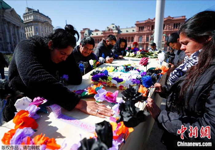 2022年8月19日，游行人群在阿根廷總統(tǒng)府外圍繞著一口棺材，為基本工資哀悼。