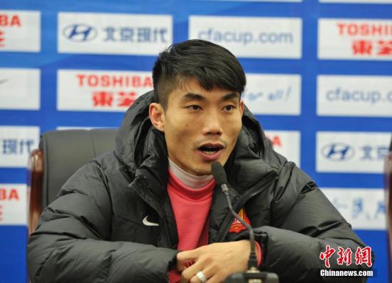 2013年中國(guó)足協(xié)杯決賽第一場(chǎng)將于12月1日下午16時(shí)在貴陽(yáng)開戰(zhàn)，貴州人和主場(chǎng)迎戰(zhàn)廣州恒大，11月30日下午，客隊(duì)主教練出席了賽前新聞發(fā)布會(huì)，并在回答記者問(wèn)題時(shí)比較樂(lè)觀的表達(dá)了對(duì)獲得三冠王的信心和期盼。圖為恒大球隊(duì)隊(duì)長(zhǎng)鄭智在新聞發(fā)布會(huì)上回答記者提問(wèn)。<a target='_blank' href='/'>中新社</a>發(fā) 李克 攝