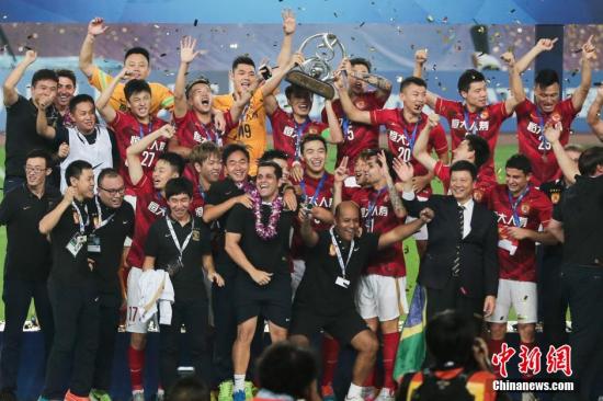 少一人作戰(zhàn)的阿赫利隊(duì)在之后的比賽中反而放開手腳，他們連續(xù)給恒大隊(duì)的球門制造威脅。第73分鐘，阿薩迪在禁區(qū)內(nèi)突破后射門高出橫梁。4分鐘后，利馬幾乎單刀球面對(duì)門將，被及時(shí)回防的恒大后衛(wèi)金英權(quán)將球滑鏟出底線。 圖片來(lái)源：視覺(jué)中國(guó)