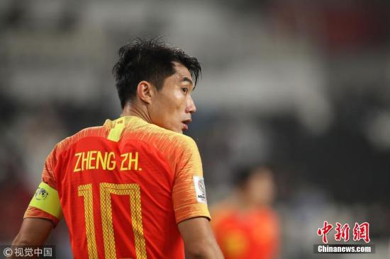 哭過(guò)之后，面對(duì)鏡頭接受采訪，鄭智表示“如果國(guó)家隊(duì)需要，他都會(huì)義不容辭?！眻D片來(lái)源：視覺(jué)中國(guó)