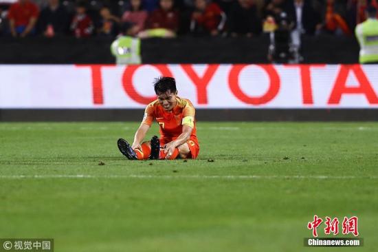 哨聲終于響起，大家都松了一口氣，亞洲杯之旅結(jié)束了，打進(jìn)八強(qiáng)完成任務(wù)，輸了伊朗意料之中。只是輸球的方式，讓人遺憾。圖為國(guó)足隊(duì)長(zhǎng)鄭智在四分之一決賽的賽場(chǎng)上。圖片來(lái)源：Osports全體育圖片社