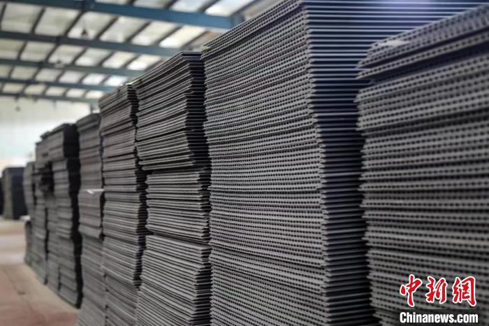 山西襄垣開展大宗固廢綜合利用科技攻關(guān)和技術(shù)轉(zhuǎn)化。　連烽 攝