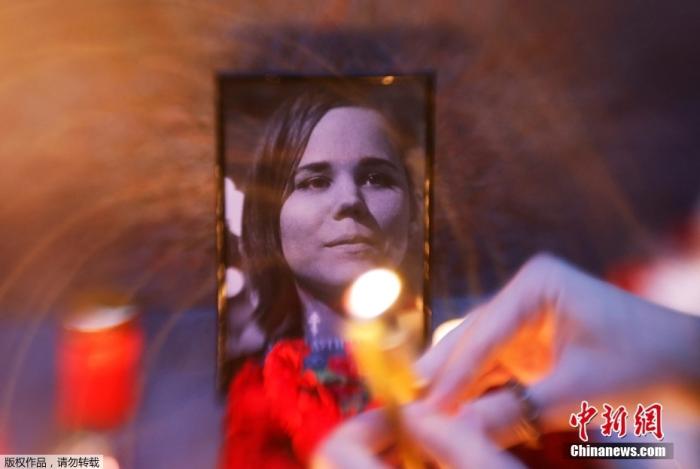 8月22日，俄羅斯民眾用鮮花和燭光紀(jì)念杜金娜。