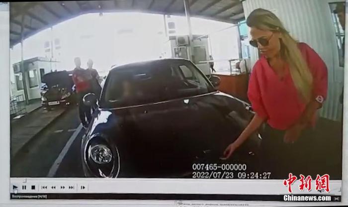 當(dāng)?shù)貢r(shí)間8月20日，俄聯(lián)邦安全局發(fā)布的視頻顯示，杜金娜遇刺案嫌疑人、烏克蘭公民沃夫克在俄羅斯-愛(ài)沙尼亞邊境通過(guò)海關(guān)管制。圖片來(lái)源：視覺(jué)中國(guó)