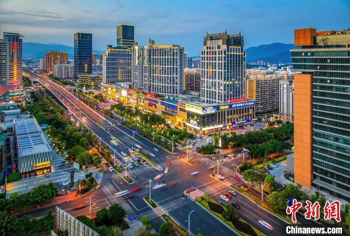 夜幕下的龍巖中心城區(qū)?！⌒铝_區(qū)融媒體中心供圖
