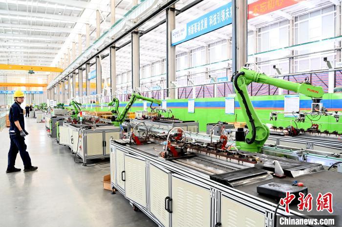 未來城龍凈智慧環(huán)保產(chǎn)業(yè)園內(nèi)的焊接針刺線智能全自動生產(chǎn)系統(tǒng)?！埥鸫?攝