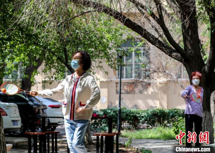 烏魯木齊市高新區(qū)(新市區(qū))一居民小區(qū)，市民保持距離在小區(qū)內(nèi)活動身體?！＄娦?攝