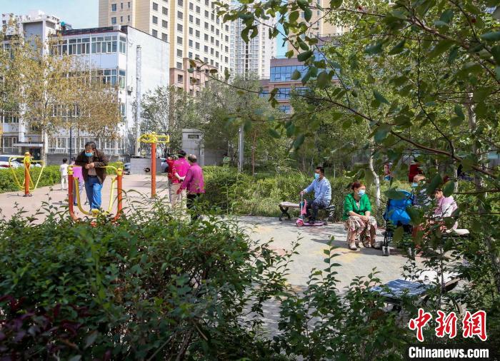 烏魯木齊市水磨溝區(qū)七道灣東街南社區(qū)，居民下樓在小區(qū)內(nèi)活動。　鐘欣 攝