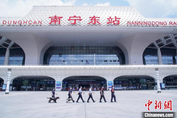 圖為多警種在南寧東站聯(lián)合巡邏?！￡惞谘?攝